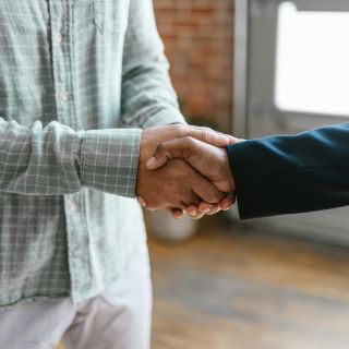 Handschlag mit Kund:in